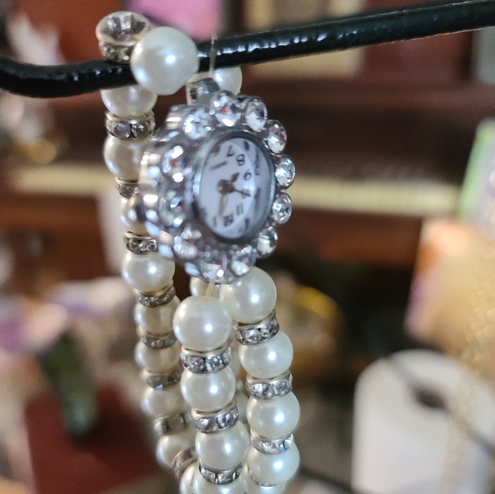 Quartz Silver Toned Pearl Watch